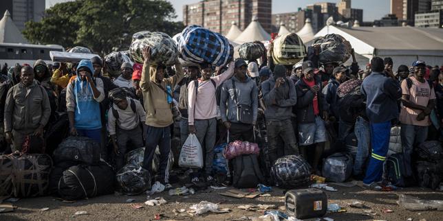 en-africa-del-sur,-el-exodo-force-des-etrangers-vises-par-una-violenta-campana-xenofoba
