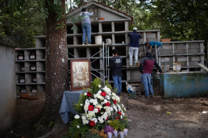 guatemala-entierra-a-68-victimas-de-la-guerra,-44-anos-despues
