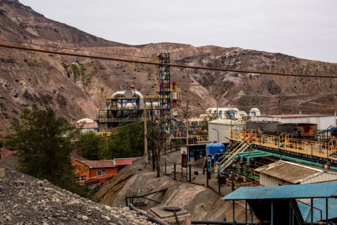 los-6.400-millones-de-dolares-de-codelco-en-apuestas-paralelas-y-por-que-podria-vender-algunas