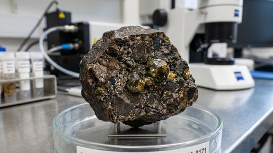 descubren-una-valiosa-piedra-preciosa-oculta-en-un-meteorito-de-marte
