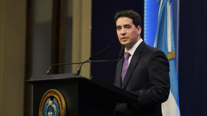 spokesman-adrian-ravier-turns-the-page-on-adorni-scandal-in-first-press-conference
