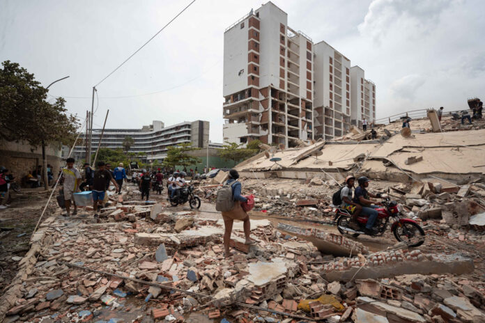 continua-contrarreloj-la-busqueda-de-supervivientes-a-seis-dias-de-los-terremotos-en-venezuela