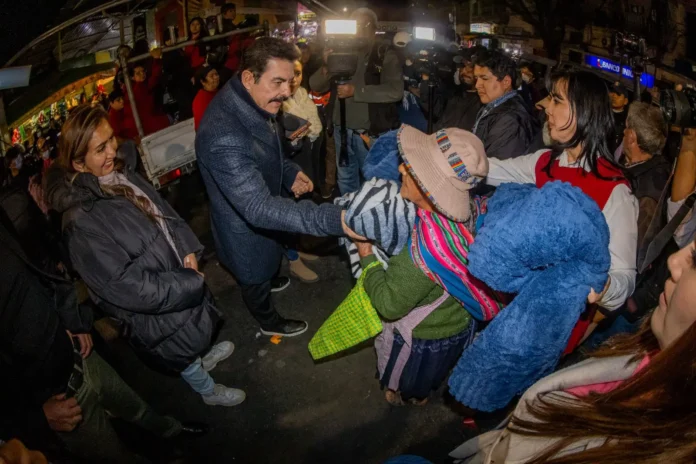 reyes-villa-entrega-frazadas-y-alimentos-a-personas-sin-techo