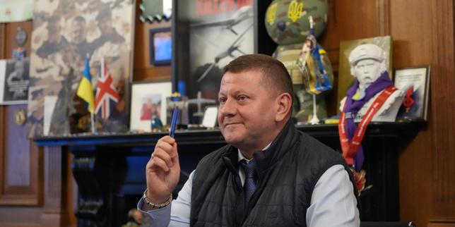 ucrania:-el-general-valeri-zaloujny-impone-una-figura-incontournable-de-la-politica-nacional