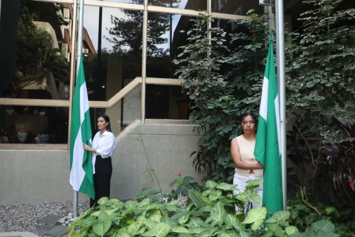 realizando-izamiento-por-el-inicio-del-mes-de-la-bandera-crucena