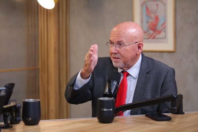 carlos-bruce:-“si-no-se-entra-a-una-reestructuracion-financiera,-nadie-va-a-poder-hacer-ni-sardineles”-|-entrevista