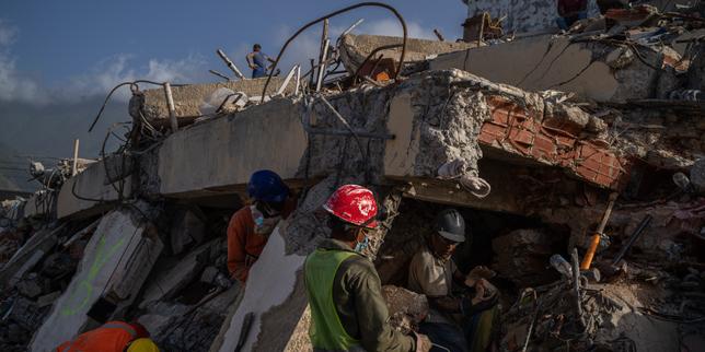 venezuela :-apres-le-double-seisme,-des-sauveteurs-tentent-depuis-huit-jours-d’extraire-un-homme-des-decombres