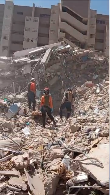 familiares-excavan-con-sus-propias-manos-entre-los-escombros-del-edificio-los-corsarios-en-busca-de-sobrevivientes