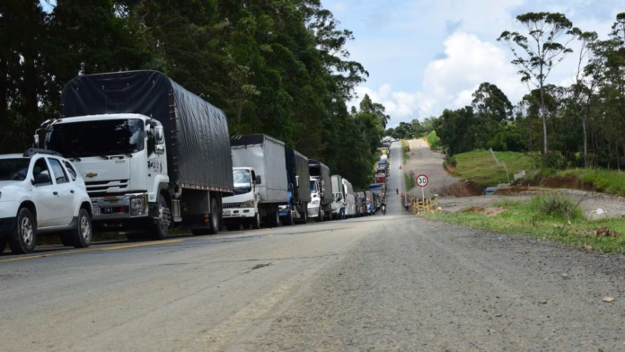 via-panamericana:-hombres-armados-robaron-dos-camiones-con-59-motocicletas-y-un-conductor-de-una-tractomula-sigue-desaparecido
