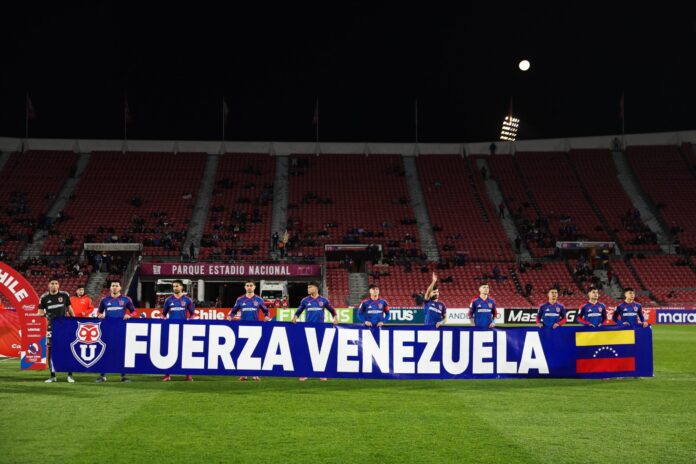 universidad-de-chile-hace-homenaje-a-venezuela-con-futbolistas-venezolanos-en-su-estadio