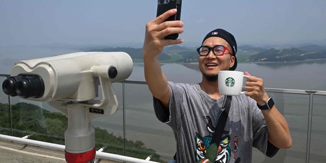 coree-du-sud:-un-starbucks-que-supera-a-la-coree-du-nord-para-vestir-a-los-turistas