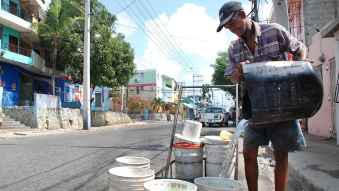 santa-marta-se-queda-sin-agua-en-plena-temporada-turistica:-hay-sectores-con-hasta-15-dias-sin-servicio;-exigen-devolver-essmar-al-distrito
