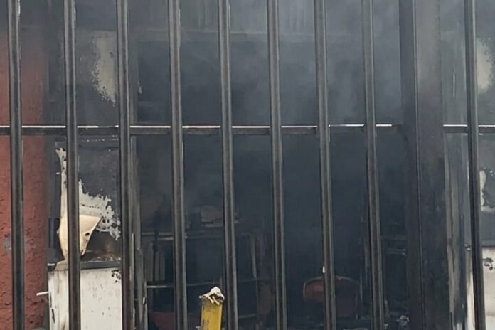 bomberos-de-la-guaira-controlan-un-incendio-en-catia-la-mar