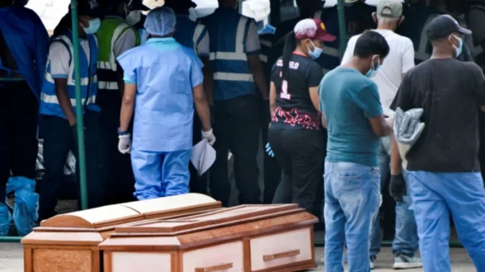 “me-da-miedo-lo-que-voy-a-ver-alla-dentro”:-bbc-mundo-visita-la-morgue-improvisada-de-los-silos,-donde-los-cadaveres-se-acumulan-al-aire-libre-tras-los-terremotos-en-venezuela