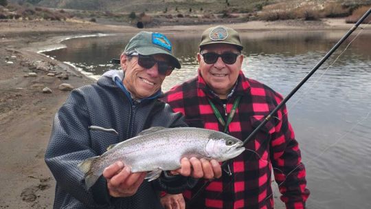 invierno-en-dina-huapi:-un-paraiso-patagonico-para-pescar-truchas-y-disfrutar-en-familia