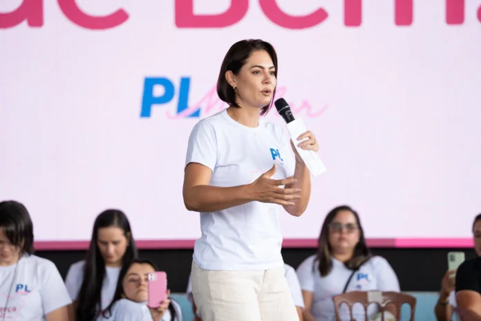 michelle-bolsonaro-renuncia-a-su-cargo-en-el-partido,-dividiendo-a-la-derecha-brasilena