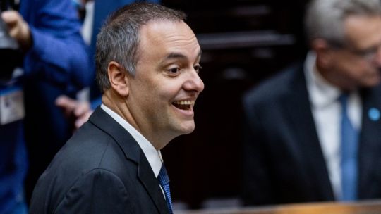 argentinos-critican-a-milei-por-su-manejo-de-la-crisis-del-jefe-de-gabinete