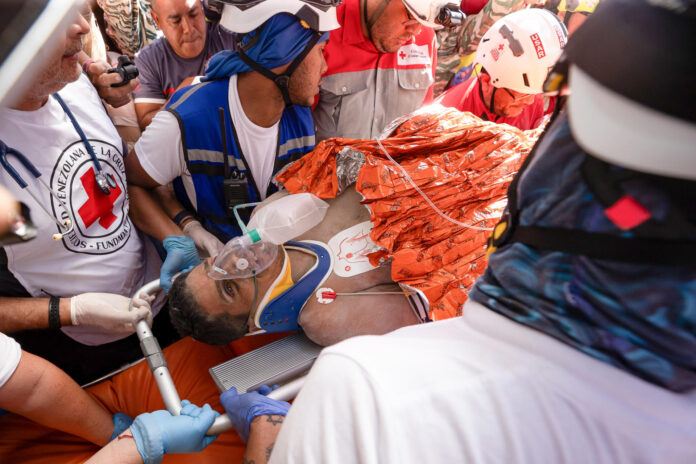 delcy-rodriguez-visito-en-el-hospital-a-hernan-gil,-el-vigilante-rescatado-en-la-guaira