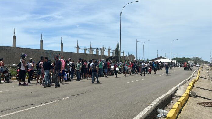 militarizacion-y-filas-de-suministro-marcan-la-situacion-en-la-guaira-a-nueve-dias-del-doble-terremoto