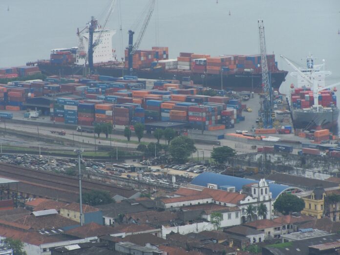 el-superavit-comercial-de-brasil-aumenta-un-67%,-incluso-cuando-estados-unidos-amenaza-con-aranceles