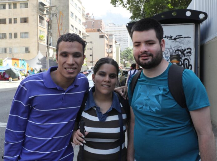 vidrios-rotos-y-gritos:-asi-vivieron-tres-ciegos-venezolanos-el-doble-terremoto-en-caracas
