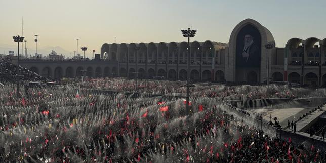 iran:-en-teheran,-la-hora-esta-en-la-priere-au-deuxieme-jour-des-funerailles-nationales-d’ali-khamenei