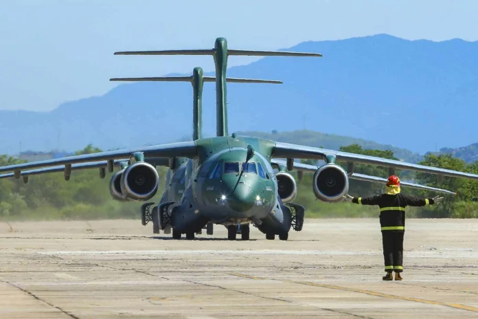 kc-390-en-chile:-el-avion-de-transporte-de-embraer-se-enfrenta-al-a400m-para-la-flota-hercules-de-santiago