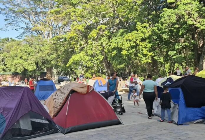 damnificados-por-los-terremotos-refugiados-en-parque-del-este-son-trasladados-al-coliseo-de-la-urbina