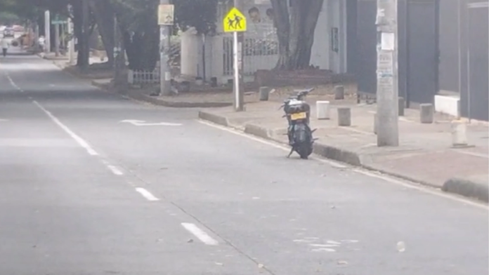 moto-cerca-del-batallon-pichincha-provoco-y-la-via-fue-cerrada-en-cali:-luego,-autoridades-descartaron-explosivo,-pero-el-dueno-se-llevo-sorpresa