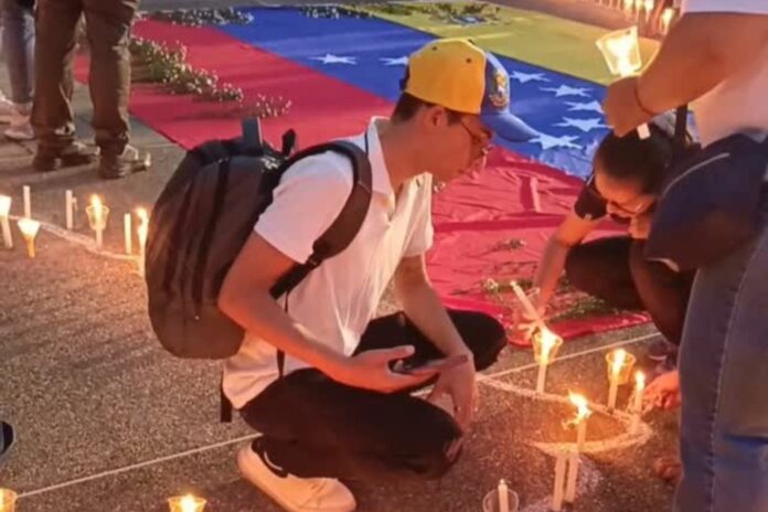 la-ucv-realizo-vigilia-“una-luz-por-venezuela”-para-homenajear-a-las-mas-de-3.000-victimas-del-doble-terremoto