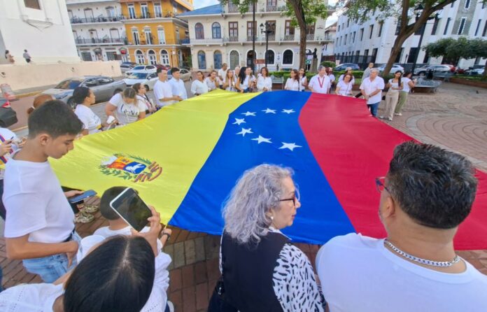 venezolanos-en-panama-participan-en-misa-en-honor-a-las-victimas-de-los-terremotos