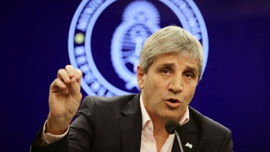 luis-caputo:-argentina-tiene-fondos-asegurados-para-pagos-de-deuda-hasta-2026