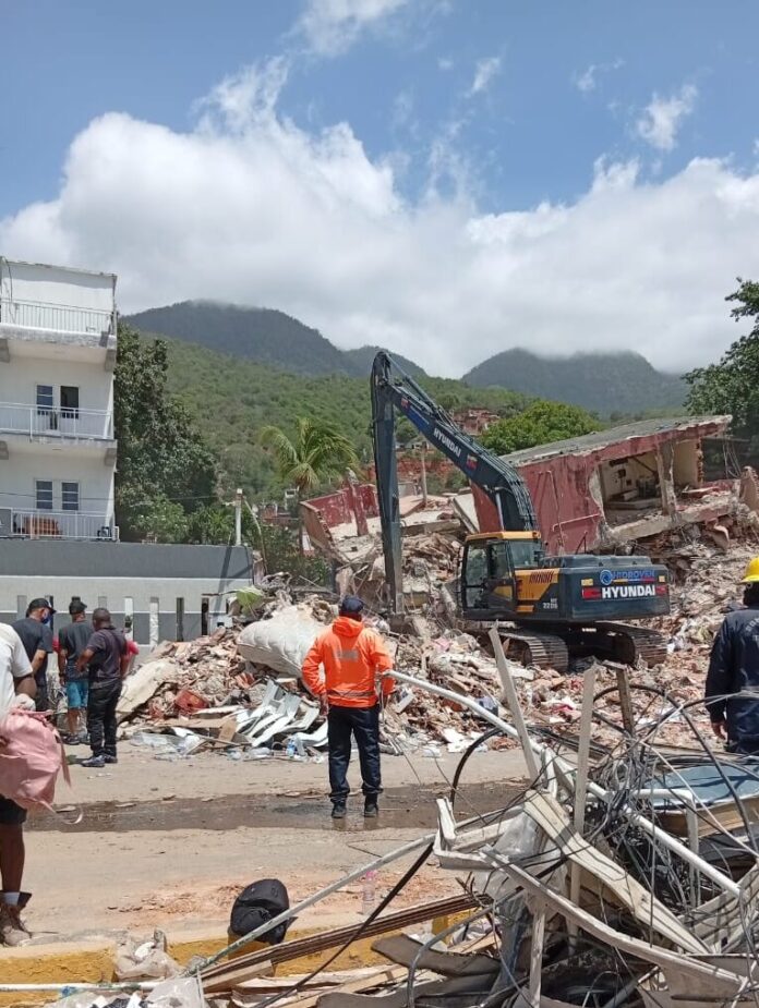 familiares-paganos-hasta-1.200-dolares-diarios-en-maquinaria-para-rescatar-a-sus-seres-queridos-bajo-los-escombros-en-la-guaira