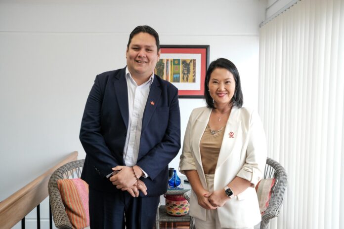 enrique-valderrama-visita-a-keiko-fujimori-en-su-calidad-de-excandidato-del-partido-aprista