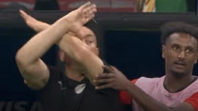 que-significa-el-gesto-de-brazos-cruzados-que-hizo-el-tecnico-de-egipto-en-el-partido-contra-argentina