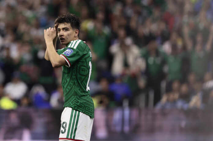 mexicano-gilberto-mora-se-graduo-del-bachillerato-luego-de-ser-el-mas-joven-del-mundial