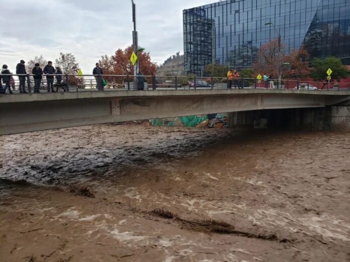 un-intenso-sistema-frontal-provocado-por-el-fenomeno-de-el-nino-genera-inundaciones-y-obliga-al-cierre-de-pasos-fronterizos-en-el-sur-de-chile.