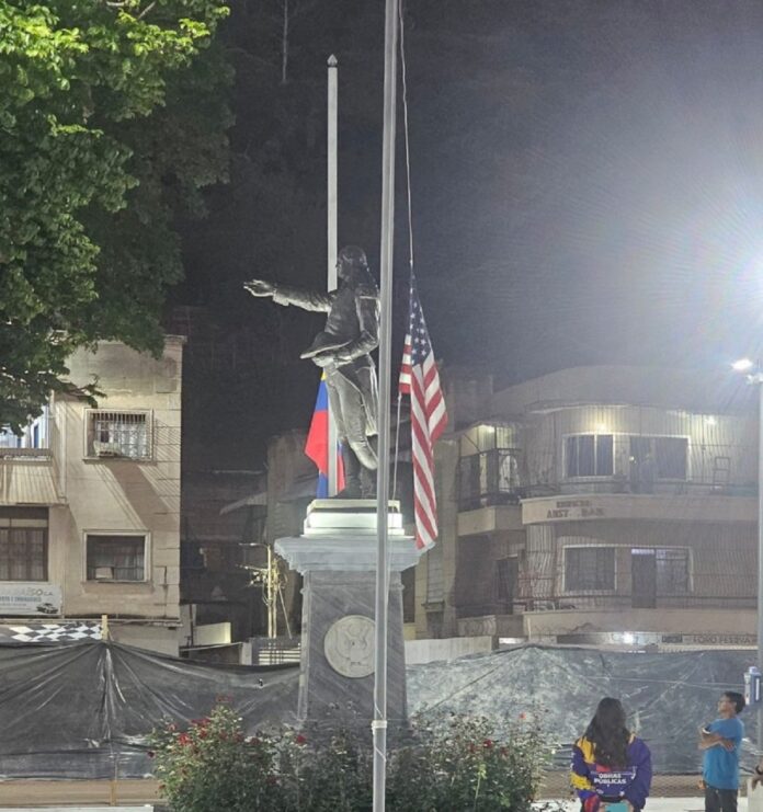 izan-a-media-asta-las-banderas-de-venezuela-y-estados-unidos-en-la-plaza-washington-de-caracas