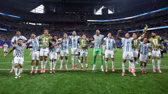 ‘la-cuarta-estrella’:-los-jugadores-de-argentina-abrazan-el-nuevo-himno-de-la-aficion-mundialista