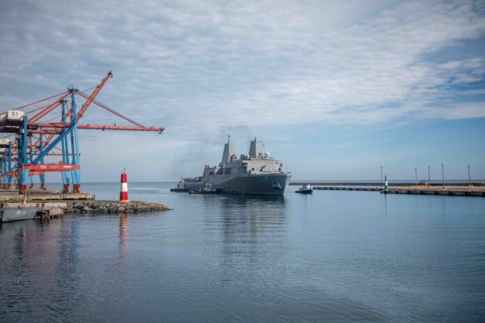 uss-san-antonio-llego-a-la-guaira-para-reforzar-la-ayuda-humanitaria-tras-terremotos