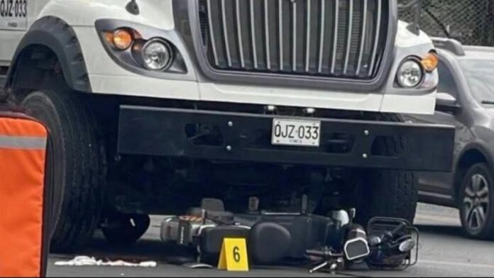 una-motocicleta-electrica-con-tres-mujeres-a-bordo,-entre-ellas,-una-nina,-quedo-debajo-de-una-volqueta-en-cali:-la-hipotesis-del-grave-accidente