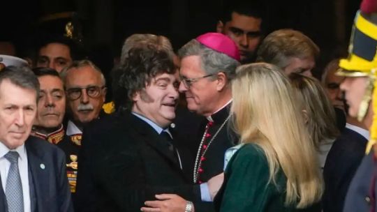 te-deum:-el-arzobispo-insta-a-poner-fin-a-los-“insultos-y-la-crueldad”-mientras-milei-observa