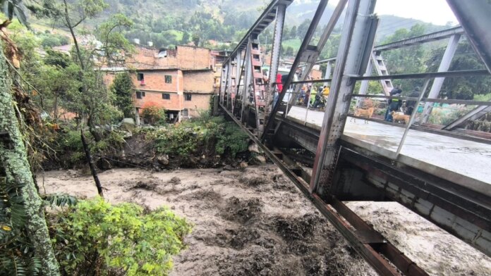 graves-emergencias-de-lluvias-y-graduales-que-se-llevaron-casas-en-santander-quedaron-grabadas-en-video:-hay-alerta-en-varios-rios