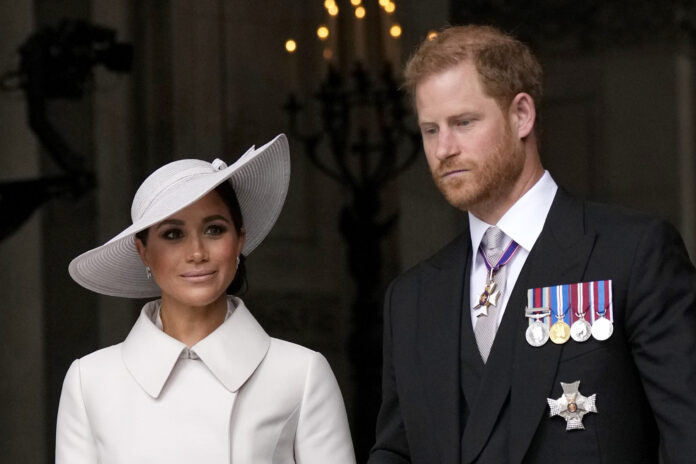 el-rey-carlos-iii-recibe-al-principe-harry-ya-su-familia-en-el-reino-unido