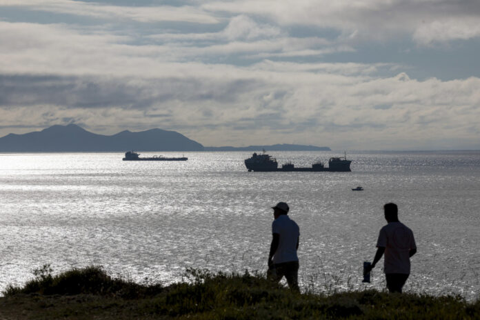 el-petroleo-baja-mientras-los-mercados-buscan-senales-en-conflicto-del-oriente-medio