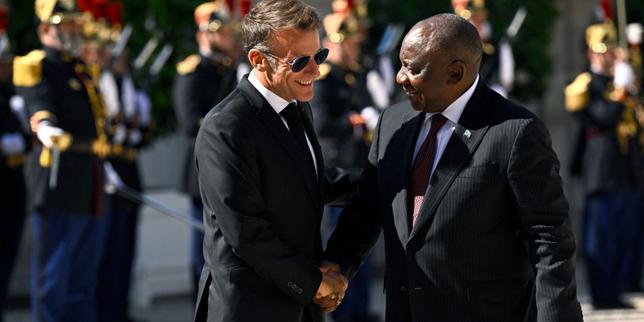 bouscule-sur-la-scene-diplomatique-africaine,-el-presidente-sudafricano,-cyril-ramaphosa,-ofrece-un-replica-a-paris