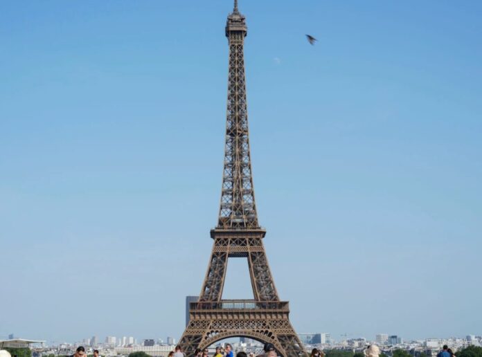 la-torre-eiffel-y-los-principales-museos-de-paris-adelantan-su-cierre-por-la-ola-de-calor