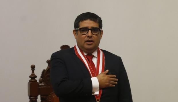 tomas-galvez-oficializa-la-restitucion-de-victor-rodriguez-monteza-como-fiscal-supremo