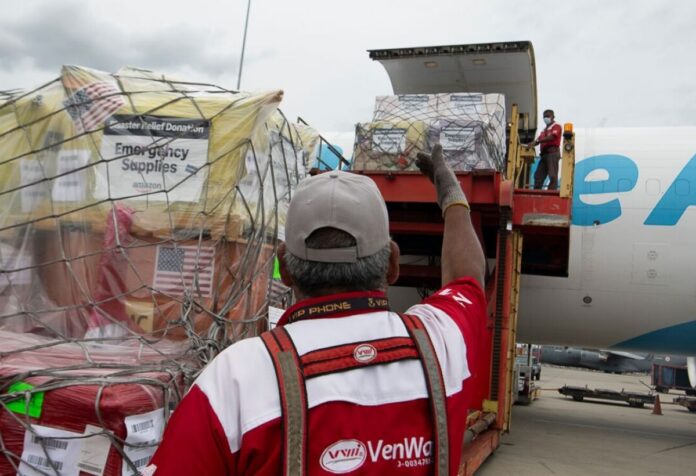 john-barrett-distribuyo-kits-especializados-para-familias-que-perdieron-sus-hogares-en-los-terremotos