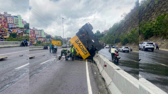 grua-telescopica-se-volco-en-la-autopista-caracas-la-guaira-y-provoco-retraso-vehicular-por-derrame-de-gasoil.